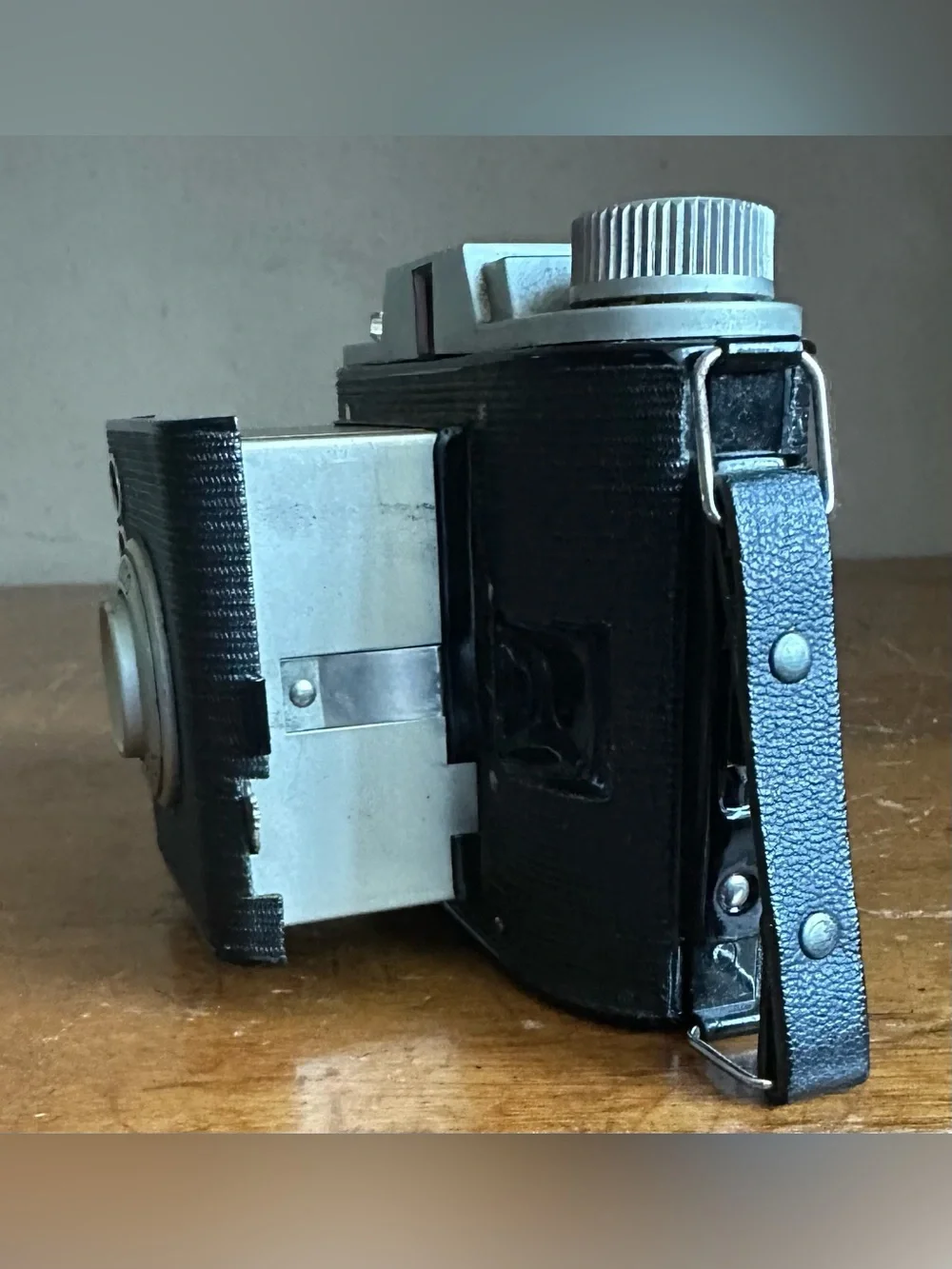 Flash Clipper Vintage Camera in Black with Brown Case